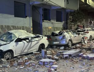 4 katlı binanın çatısından kopan parçalar park halindeki araçların üzerine düştü