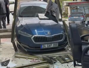 Arnavutköy’de akılalmaz kaza! Araba berber dükkanına daldı