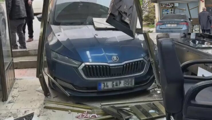 Arnavutköy’de akılalmaz kaza! Araba berber dükkanına daldı