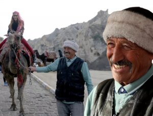 Bakmayın böyle göründüğüne! Ortaokul mezunu ama profesörlerden daha çok dil biliyor