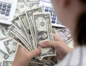 Bankalardaki döviz mevduat hesaplarında 4 yıl sonra bir ilk