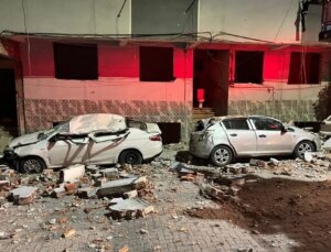 Binanın çatısından kopan parçalar araçları hurdaya çevirdi