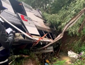 Endonezya’da yolcu otobüsünün devrilmesi sonucu 16 kişi öldü