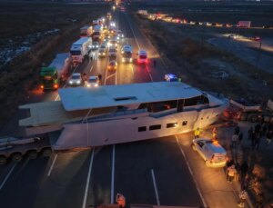 Erzurum’da yat taşıyan TIR yolda kaldı, trafik felç oldu