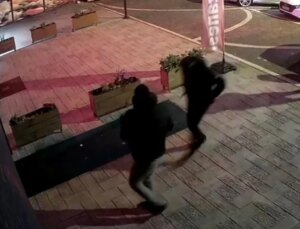 Esenyurt’ta kuyumcu soygunu girişimi kamerada: Hırsızlar alarm çalınca böyle kaçtı