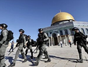 Filistin topraklarını gasbeden İsrailliler, Mescid-i Aksa’ya baskın düzenledi
