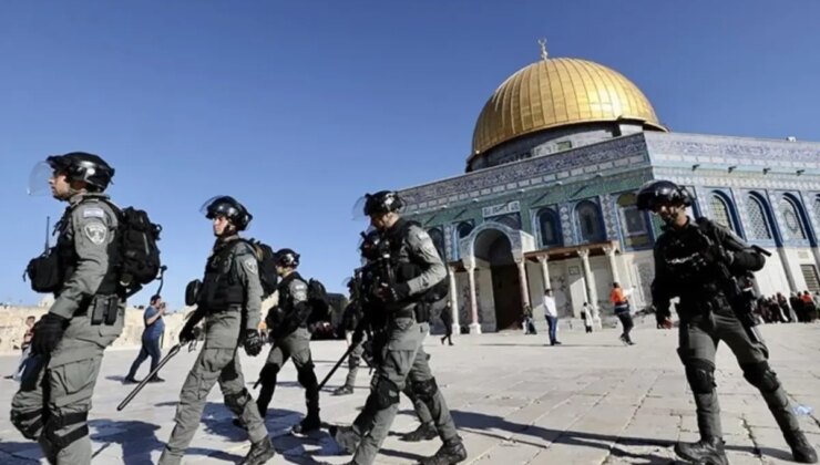 Filistin topraklarını gasbeden İsrailliler, Mescid-i Aksa’ya baskın düzenledi
