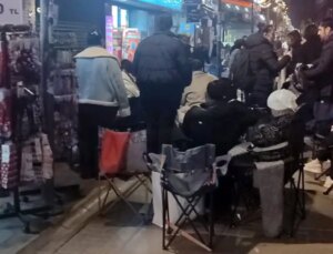 İndirim uykuyu kaçırdı, sandalye ve battaniyesini alan kuyruğa girdi