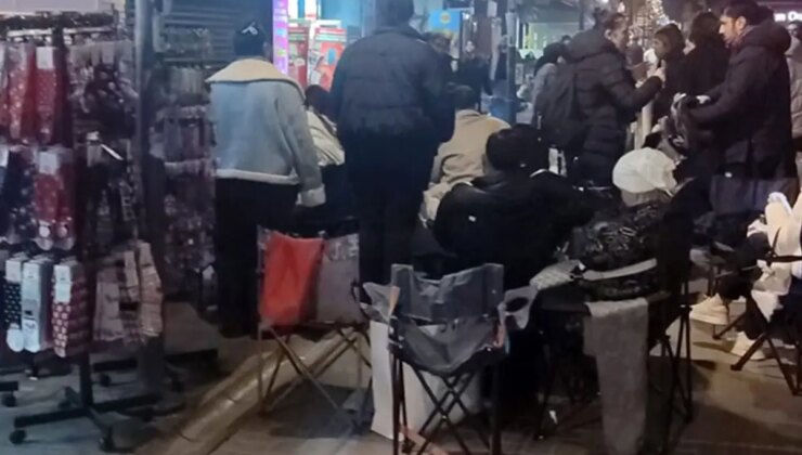 İndirim uykuyu kaçırdı, sandalye ve battaniyesini alan kuyruğa girdi