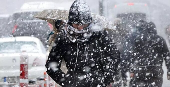İstanbul için yeni uyarı! AKOM bu kez beklenen kar kalınlığını da verdi
