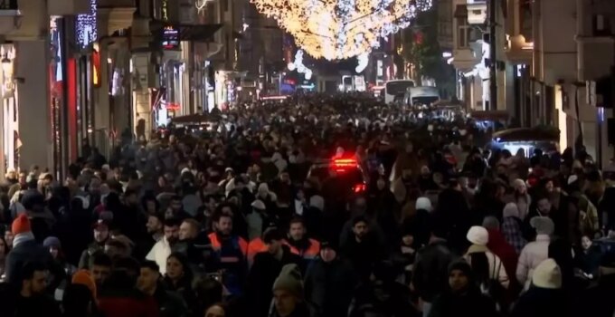 İstanbul’da binlerce kişi yeni yılı kutlamak için Taksim’e akın etti