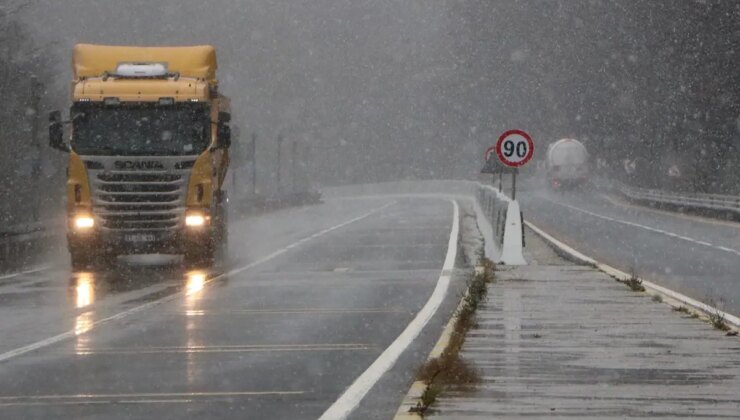 İstanbul’un yanı başına mevsimin ilk karı düştü