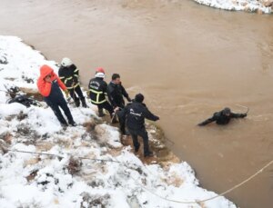 Kanala uçan otomobilden kahreden haber! 3 kişinin cesedine ulaşıldı