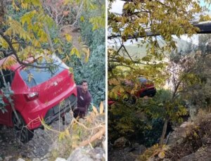 Patlayan su borusu yolda göçüğe neden oldu! Taşan su otomobili bahçeye sürükledi