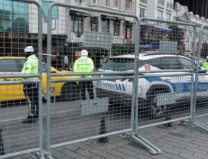 Taksim’de yılbaşı hazırlıkları! Demir bariyerler getirildi, yollar kapatıldı