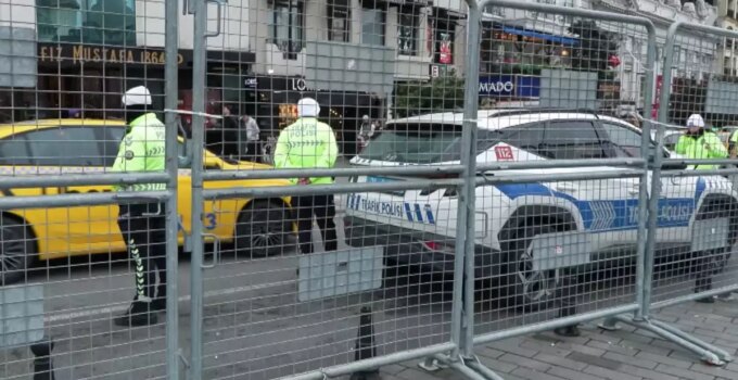 Taksim’de yılbaşı hazırlıkları! Demir bariyerler getirildi, yollar kapatıldı
