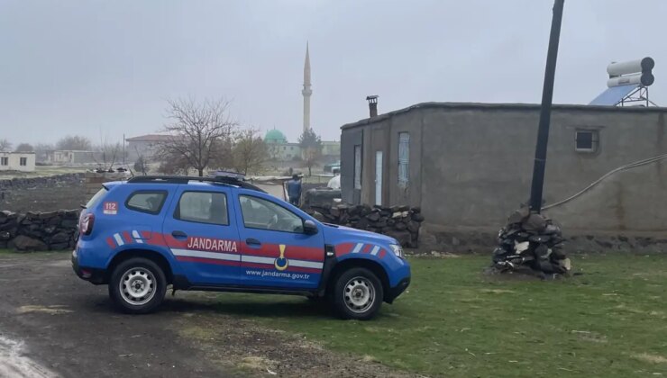 Tartıştığı eşi ve oğlunu öldürdü