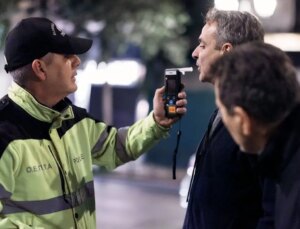 Yunanistan’da olay görüntü! Başbakanı durdurup alkolmetre üflettiler