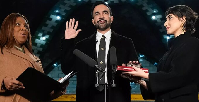 ABD’de tarihi yemin! Mamdani Kur’an-ı Kerim’e el basarak göreve başladı