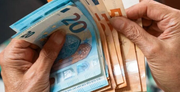 Bulgaristan bugün euroya geçti, gözler direnen diğer ülkelere çevrildi