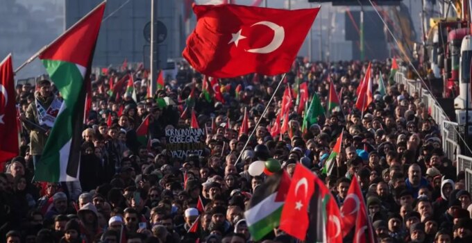 Yeni yılın ilk günü 7’den 70’e Türkiye Gazze için ayakta! On binler Galata Köprüsü’ne yürüyor